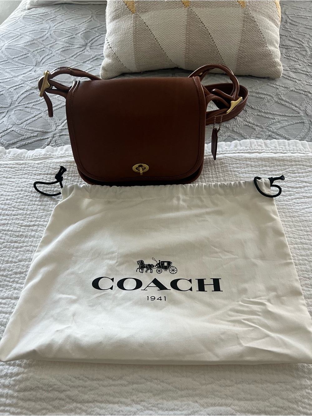 Vintage Coach  Chestnut Brown Leather Saddle Crossbody with Gold Turnlock - Picture 2 of 7